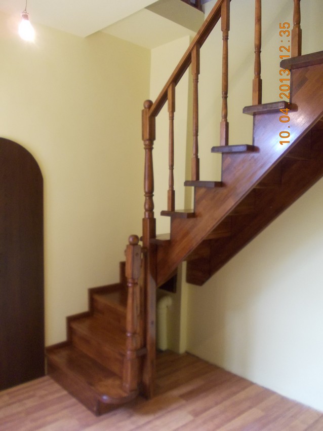 scari din lemn balansate