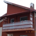 Balcon din lemn exterior cu balustrada din lemn